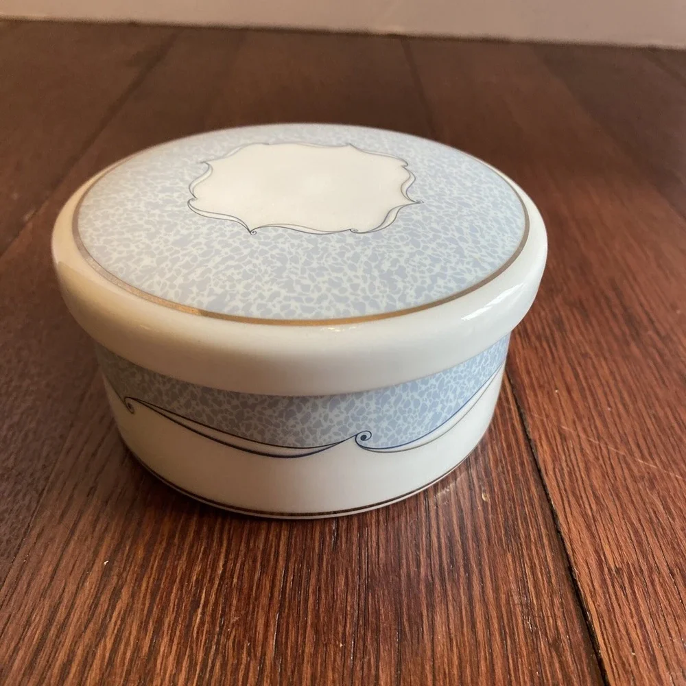 Vintage WEDGWOOD Bone China VENICE Round Lidded Trinket Jewelry‎ Gift Box